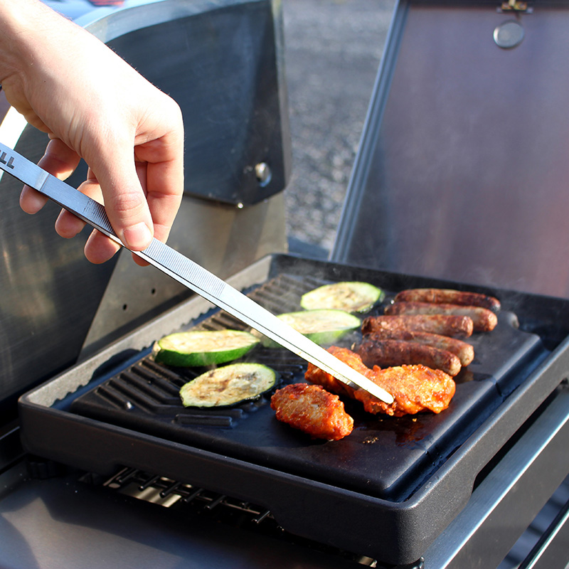 Grillen mit der Grillplatte für den Seitenbrenner