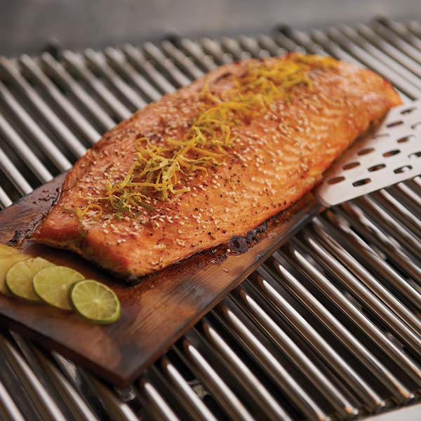 Anwendungsbild 2 Broil King Holzplanke, Zeder - Flammlachs auf dem Grill