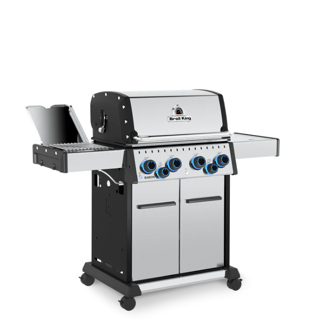 Broil King Baron S 490 IRX Gasgrill aus Edelstahl - seitliche Frontansicht mit geöffnetem Deckel der Hochtemperaturzone
