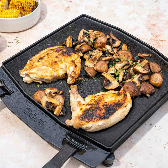 Hühnchen auf der doppelseitigen grillpfanne von Ooni