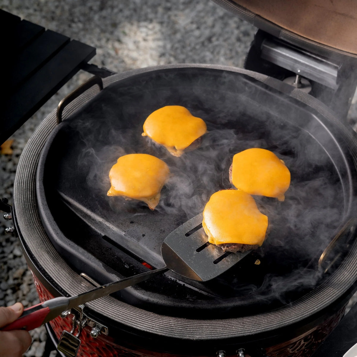 Burger auf Kamado Joe Grillplatte