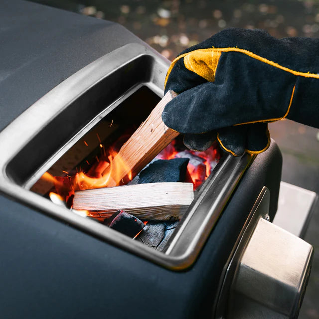 Ooni Pizzahandschuhe im Einsatz