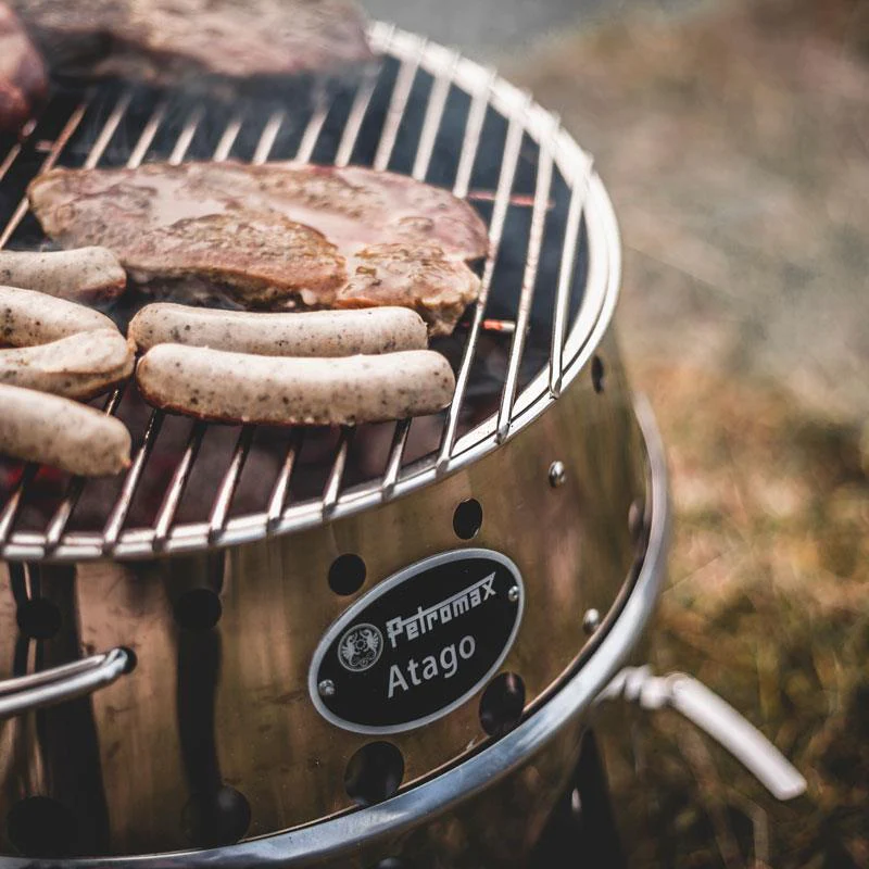 Würstchen und Schweinekotlett auf dem Petromax Atago