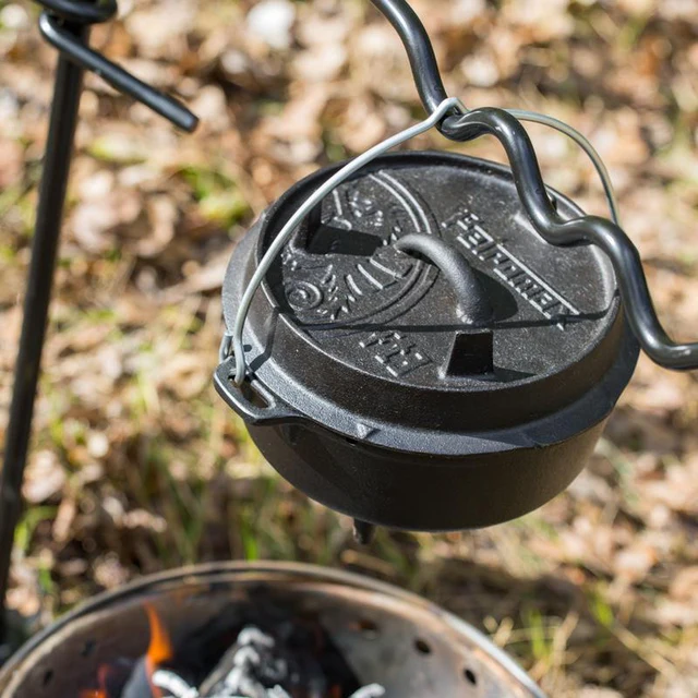 über einer Feuerstelle hängt ein kleiner 3er Dutch Oven von Petromax