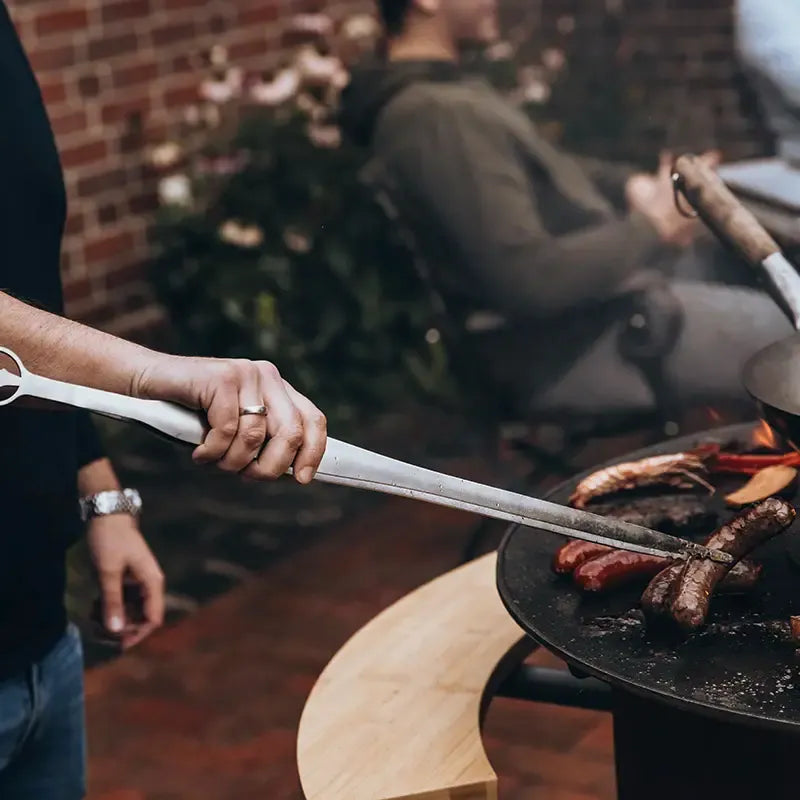 Würstechen wämden mit der Moesta XXL Grillzange