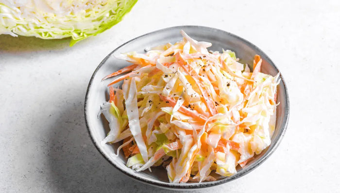 Cremiger Coleslaw nach amerikanischem Coleslaw Rezept in einer Schüssel
