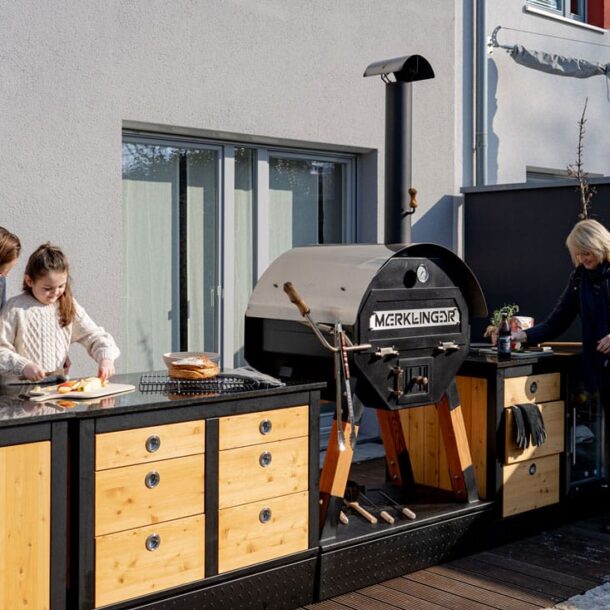 Merklinger Outdoorküche mit Holzbackofen