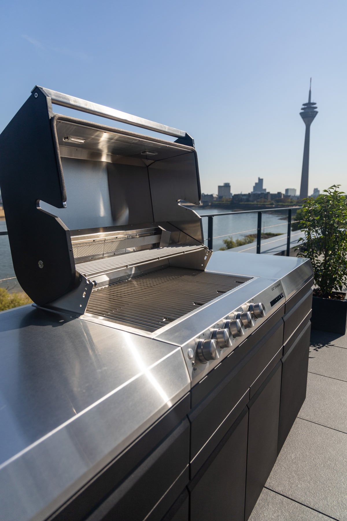 Otto Wilde G32" Connected mit Seitenablagen, 3 Schubladen + 1 Tür (NEUES MODELL), Grillrost aus, Detailansicht 3
