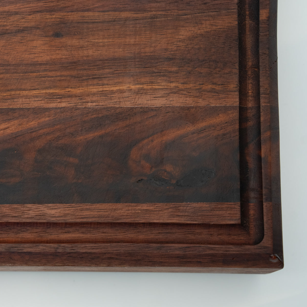 BABOSSA| Nussbaum Schneidebrett XL| Naturkante| Saftrille| 70x40x6 cm, Holzbrett, Detailansicht 3