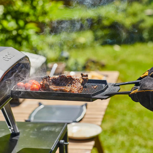 Ooni doppelseitige Grillpfanne im Einsatz