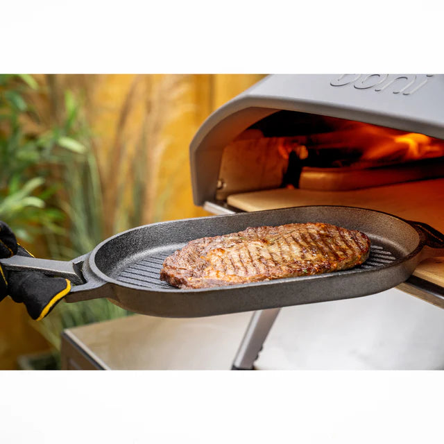 OOni Grillpfanne wird in den Pizzaofen geschoben