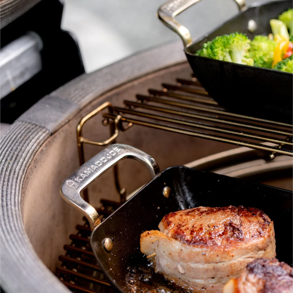 Anwendungsbild 5 KamadoJoe Halbmond Pfannen Set