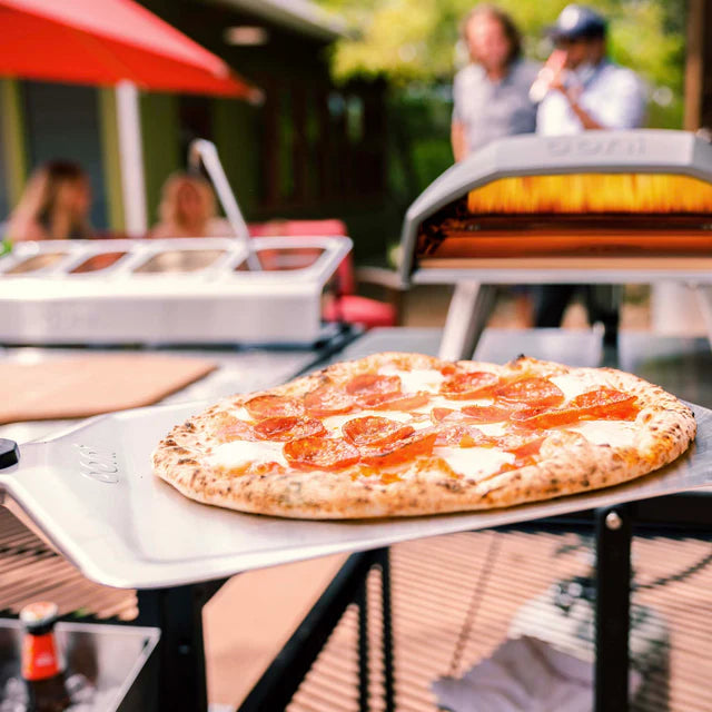 Ooni Pizzaschaufel im Einsatz