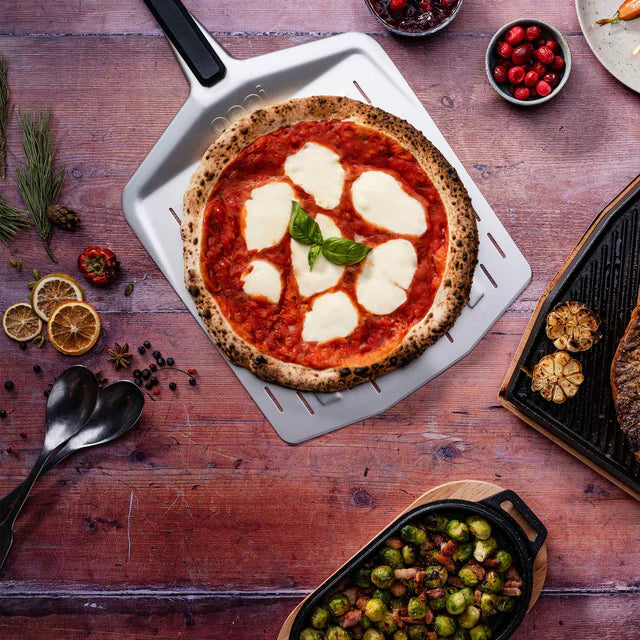 Pizzaschaufel Ooni Pizzapeel Draufsicht mit Pizza