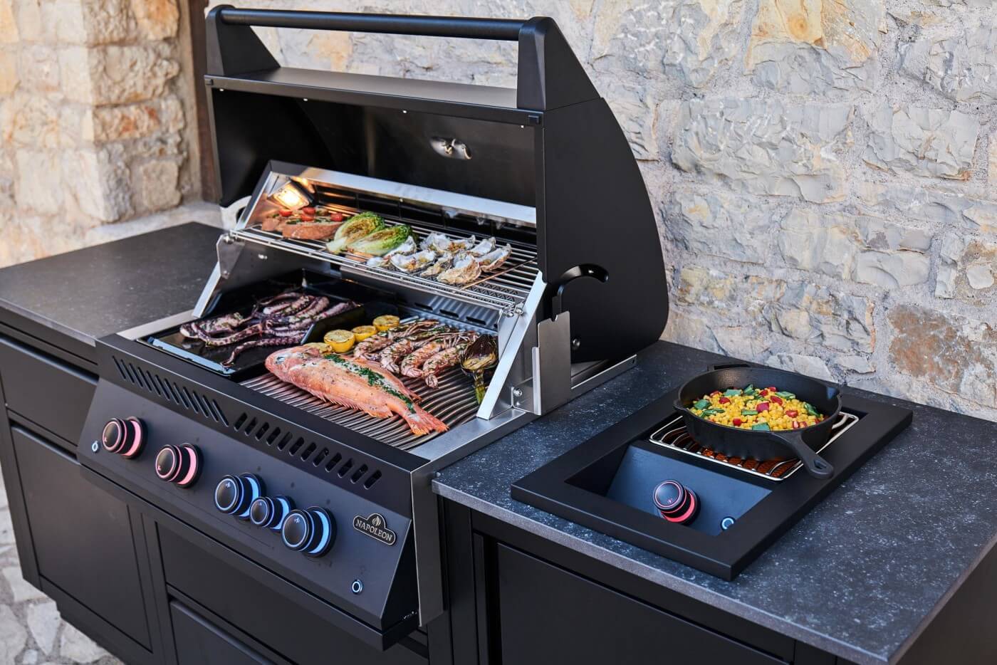 Napoleon OASIS 105 Outdoor-Küche mit 32-Zoll-Einbaugrill der 700er-Serie 2024, Außenküche, Detailansicht 3