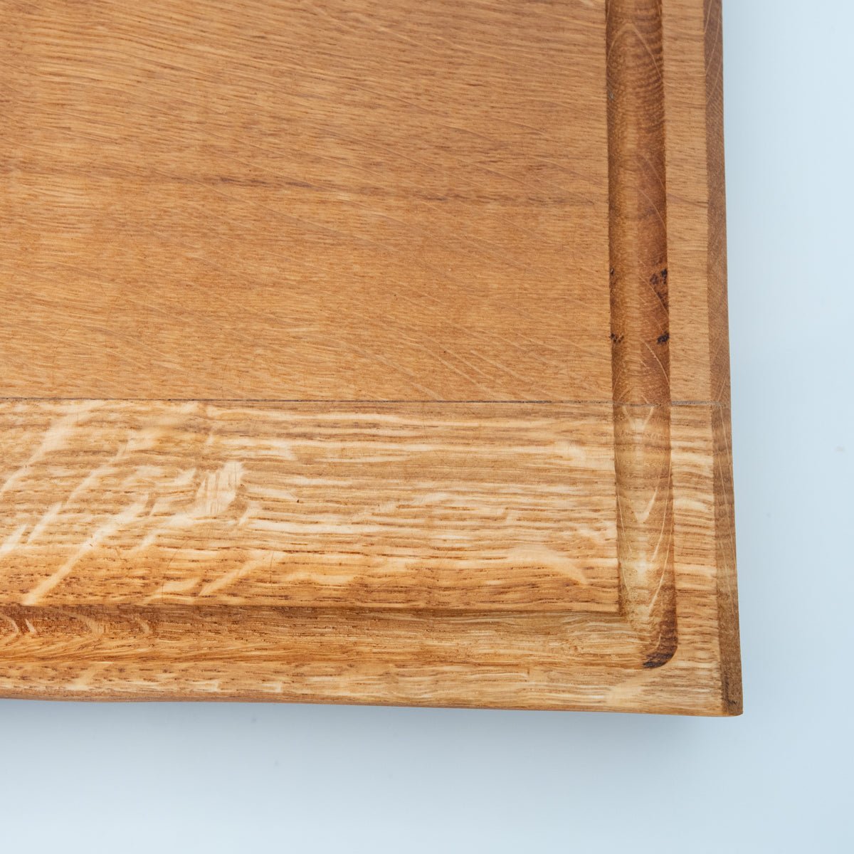 BABOSSA| Eichen Schneidebrett XL| Naturkante| Saftrille| 70x40x6 cm, Holzbrett, Detailansicht 3
