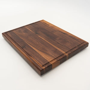 BABOSSA| Nussbaum Schneidebrett L| Naturkante| Saftrille| 44, 5x35x4, 5 cm, Holzbrett