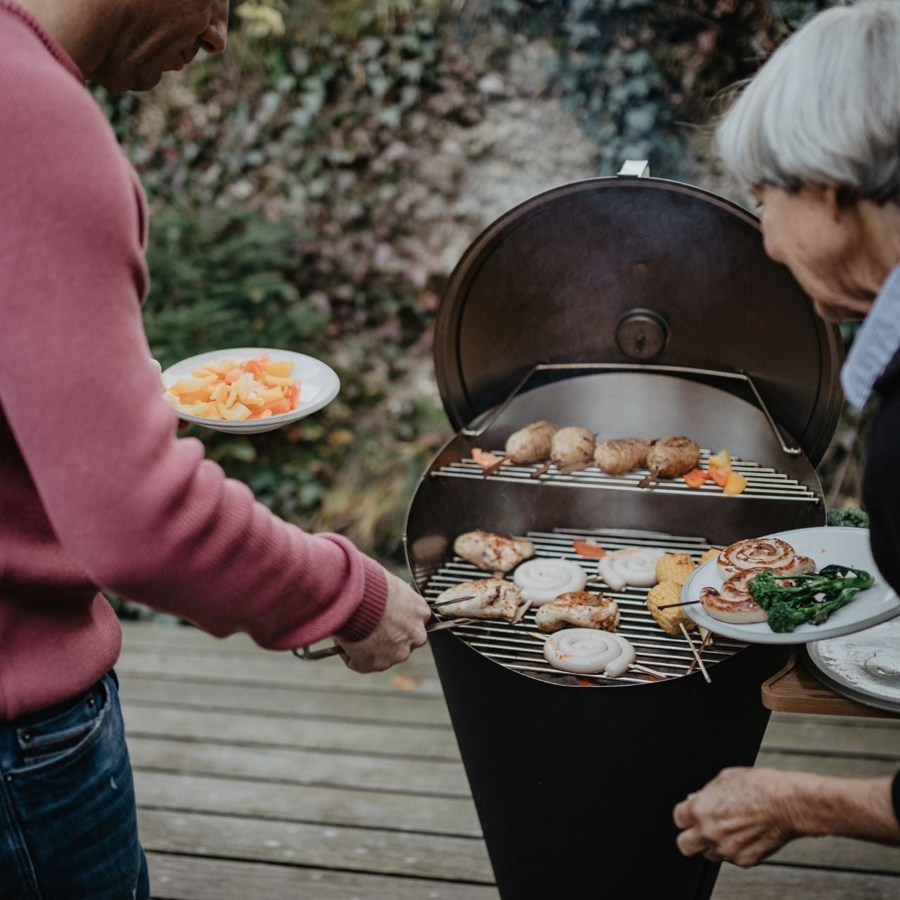 Höfats CONE Holzkohlegrill, Ø 50 cm Grillfläche, Grillrost aus Edelstahl, für 1 - 8 Personen, Detailansicht 4