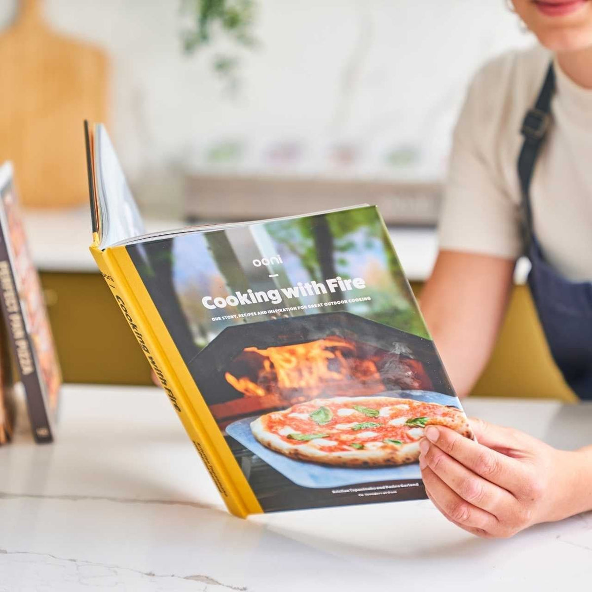 Ooni Pizza-Kochbuch "Cooking with Fire" UU-P06200 Front