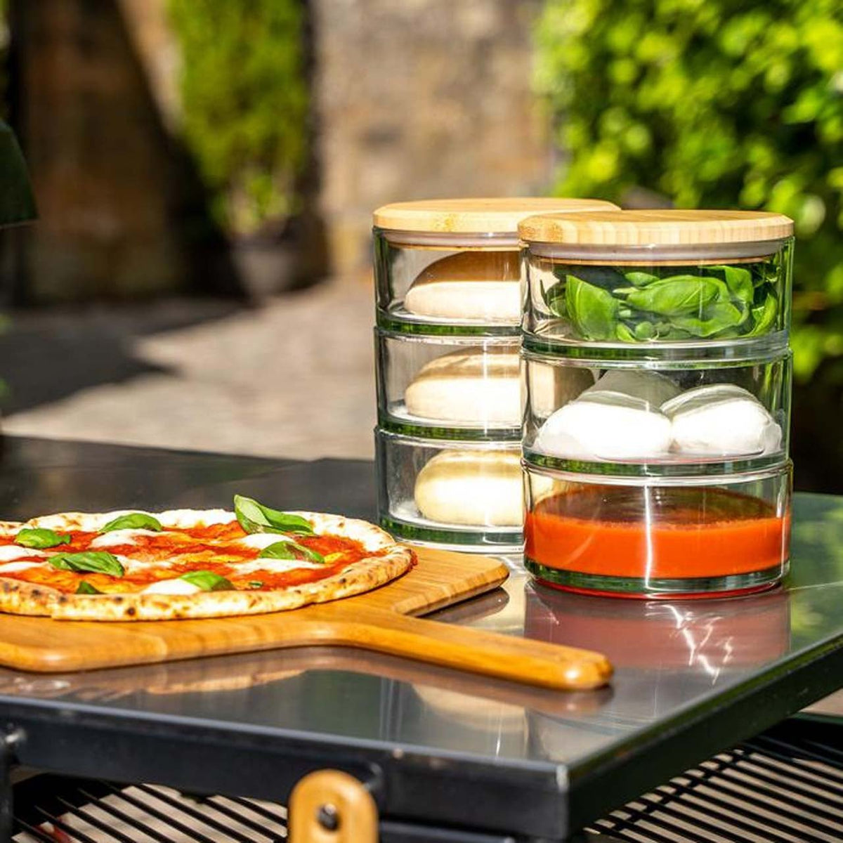 Zutaten und Pizzateig in Ooni Stapel-Gefäßen UU-P0E800